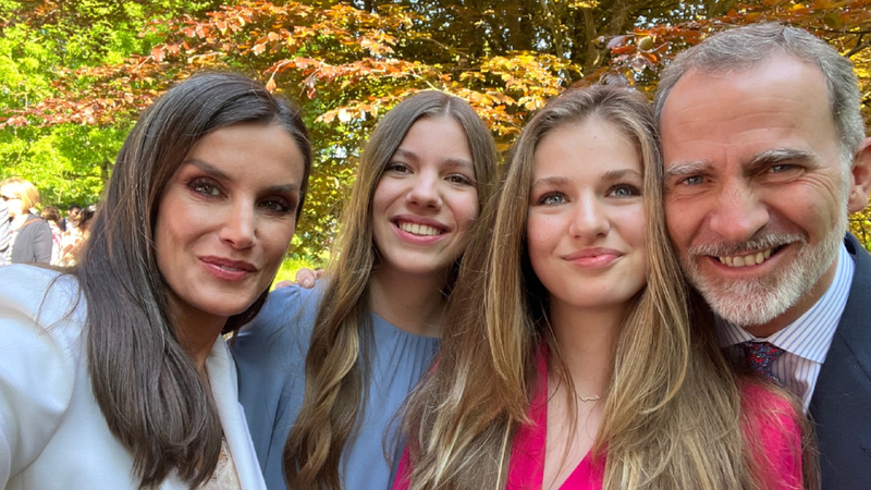 Kongefamiliens skønne selfie fra maj i år til Prinsesse Leonors skoleafsluning i Wales.