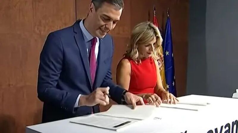 Pedro Sánchez og Yolanda Díaz underskriver aftalen Pedro Sánchez og Yolanda Díaz underskriver aftalen