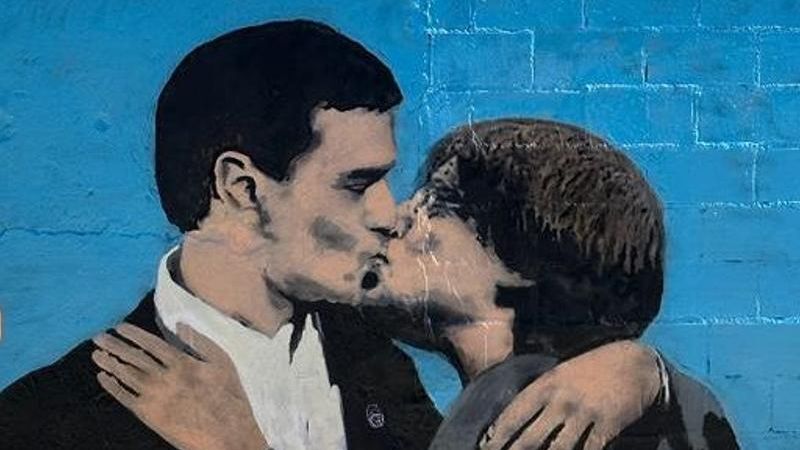 Tvboys nye vægmaleri af Pedro Sánchez og Carles Puigdemont i Parque de Glòries i Barcelona Tvboys nye vægmaleri af Pedro Sánchez og Carles Puigdemont i Parque de Glòries i Barcelona