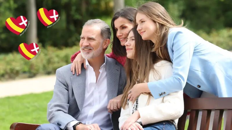 Siddende kong Felipe og infanta Sofía, stående dronning Letizia og prinsesse Leonor Siddende kong Felipe og infanta Sofía, stående dronning Letizia og prinsesse Leonor