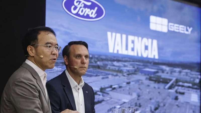 Præsidenten for Ford Europa, Jim Baumbick, og vicepræsidenten for Geely Holding Group, Victor Young