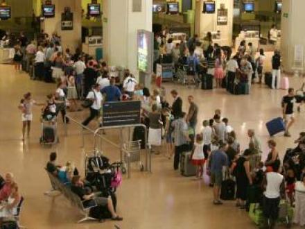 Tusindvis af passagerer er blevet ramt af aflysningerne i dag