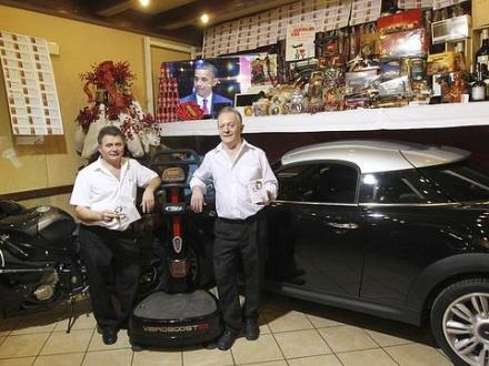 Mariano Sanz og Manolo Hernández med "julekurven"