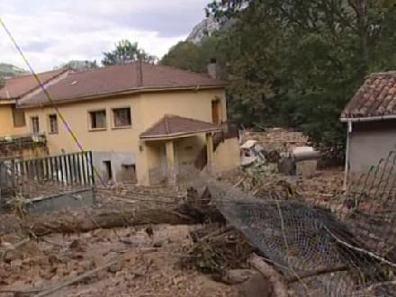 Uheld ved dæmning oversvømmer flere huse