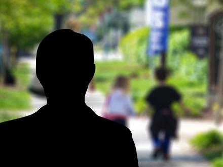 Politiet beder om hjælp til at finde manden, der er i 30'erne og som har bortført flere børn