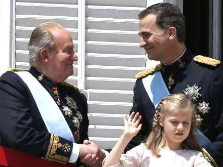 Far, søn og kronprinsesse Leonor på dagen for Felipe VI’s kroning