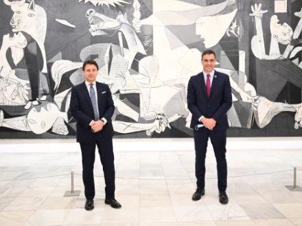 Giuseppe Conte og Pedro Sánchez foran Guernica