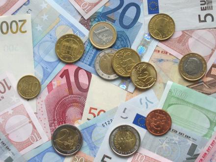 Foto: Wikipedia - https://upload.wikimedia.org/wikipedia/commons/6/65/Euro_coins_and_banknotes.jpg