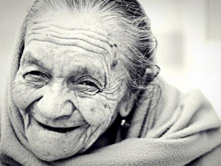 Foto: Maxpixel -http://maxpixel.freegreatpicture.com/Elderly-Retired-Old-Woman-Senior-Female-1031000