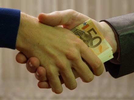 Foto: https://upload.wikimedia.org/wikipedia/commons/2/27/10_-_hands_shaking_with_euro_bank_notes_inside_handshake_-_royalty_free%2C_without_copyright%2C_public_domain_photo_image_01.JPG