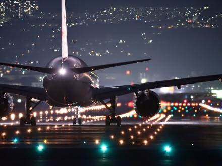 Foto: Maxpixel - http://maxpixel.freegreatpicture.com/Plane-Airport-Night-Flight-2307018
