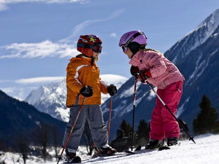 WEEKEND: Glade børn med røde kinder og leg i sneen. Spanske skisportssteder tilbyder underholdning for hele familien