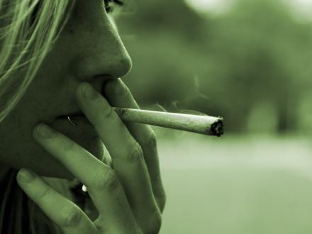 Foto: Wikipedia Commons - https://upload.wikimedia.org/wikipedia/commons/7/73/Woman_smoking_marijauana.jpg