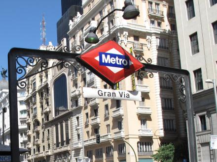 Foto: Wikipedia Commons - https://upload.wikimedia.org/wikipedia/commons/a/a5/Metro_de_Madrid_-_Gran_V%C3%ADa_01.jpg