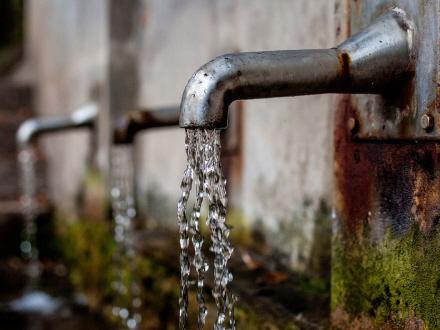 Foto: Maxpixel - http://maxpixel.freegreatpicture.com/Water-Dispenser-Fountain-Faucet-Water-Running-1684902