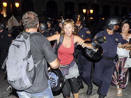 Spanien i | Nyheder - Vold, jubel og Pave-mode
